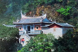 瘫痪婆婆在我家住了3年 每月儿子只给800元 昨天她悄悄拿出个铁盒子图片