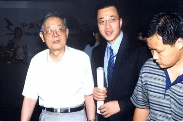 反手掐美脖子！“芯片之父”太给力！弃美归国，研发成果堪比核武