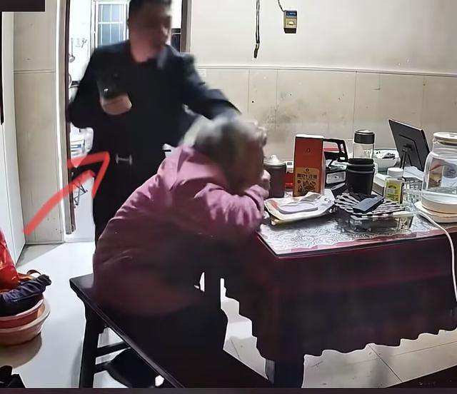 母亲被儿子暴打后续：男子身份被扒、高清正面照流出，悬针纹明显