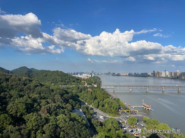 杭州千年古塔彻底火了，每层都长满了美女，秋日中，快拍人生照片