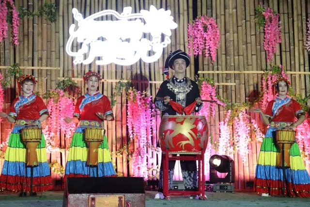 民族文化大盛宴！“打铁花”燃爆夜空！柳江荷花季“太上头”