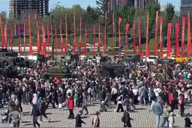 人山人海全是人！俄缴获武器展开始，全天免费，可抱着拍照图片