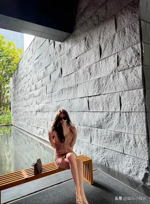 懒懒又去日本陪男友王思聪了,穿成这样,可真抗冻呀