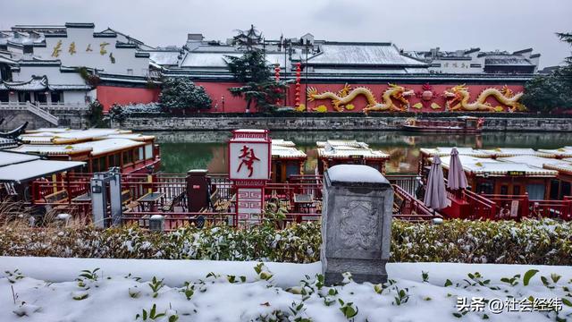 大寒雪落秦淮畔 四秩灯会映金陵 古建银装裹红韵入画来