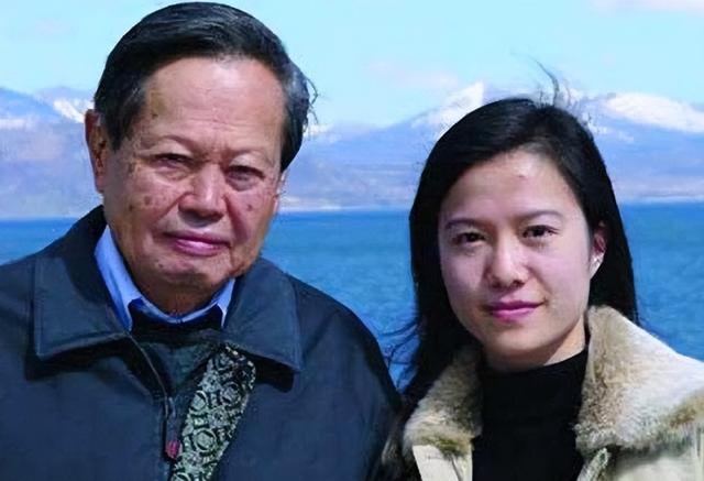 2021年	，99岁杨振宁与72岁岳母罕见出镜，头发黑了，翁帆有些发福