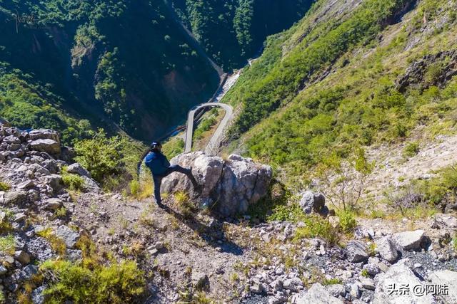 独立悬崖之巅,俯瞰壮美金沙江,尽情领略其“如玉”的一面