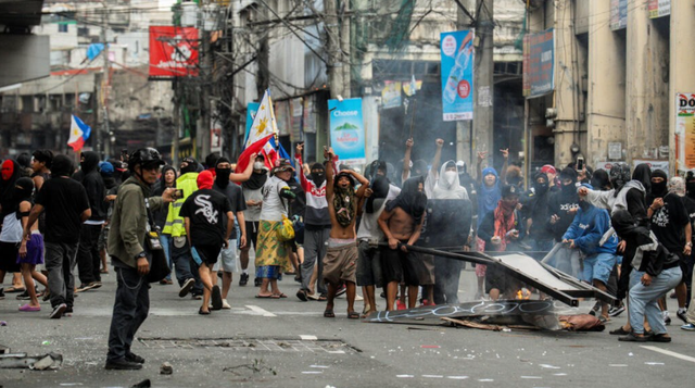 菲律宾持刀威胁我海警？中国果断水炮反击，美日英多国迅速表态
