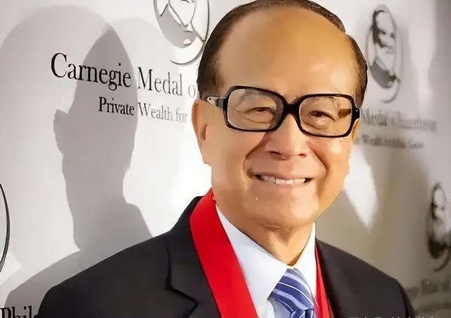 中央亮剑，李嘉诚嗅到危险，疯狂抛售大湾区房源，掐准时机大撤退