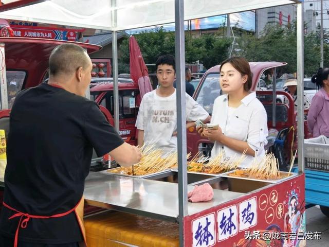 避暑胜地·康养宕昌｜夜逛宕昌：从舌尖到脚尖，游客乐不停