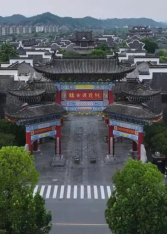 仿古开发的文旅古镇可惜游客稀疏,有些锈迹斑斑、杂草丛生