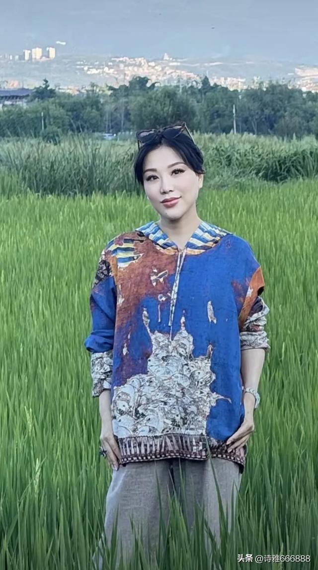 吕良伟杨小娟携汪诗诗和她的一双儿女大理旅游，一起享受田园时光