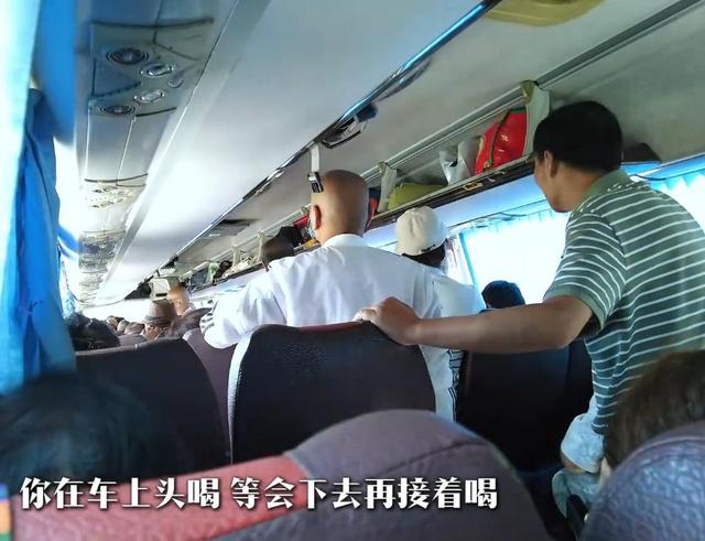 湖北小伙报老年旅行团，大妈在车上当众大便，全车被熏得捂鼻干呕