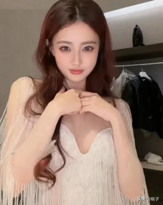 31岁徐璐状态绝了!方脸+小蛮腰美翻