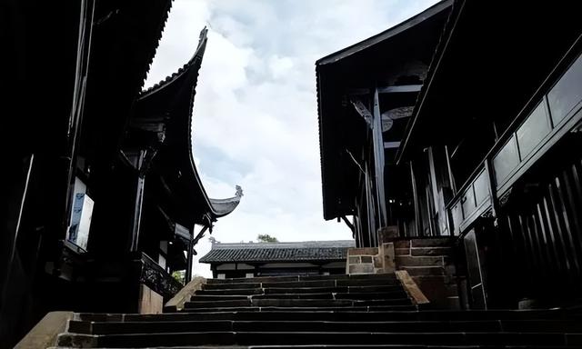 那些于苦寒处坚守的乡愁本真，恰似暗香浮动的老梅