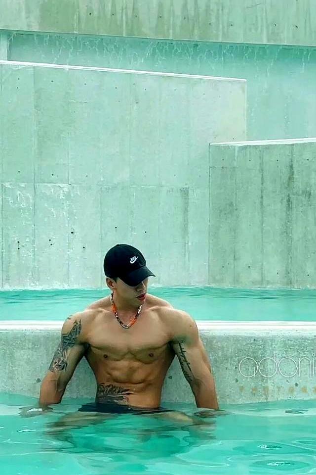 身高187的健身肌肉男网红，野外写真秀身材颜值	，简直绝绝子