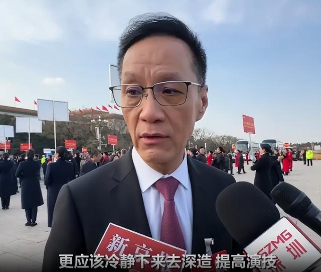 被央视怒批、摇头晃脑、德不配位，难怪阅兵从不邀请“流量”明星