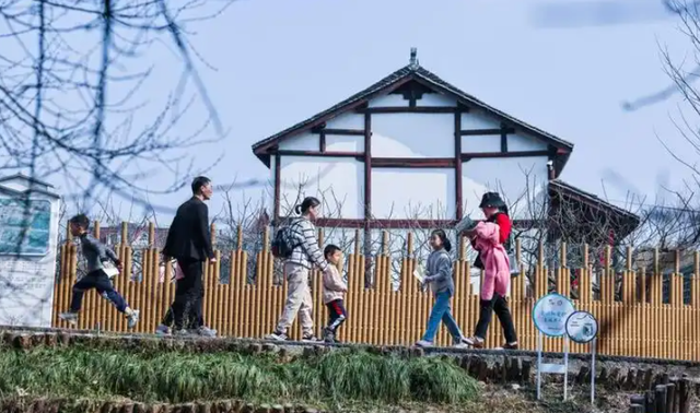 避开5A景区人潮，这届年轻人靠“边角料”把旅行过成诗