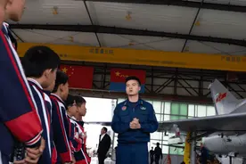 走进军营看战机！ 小学生暑假这样过图片