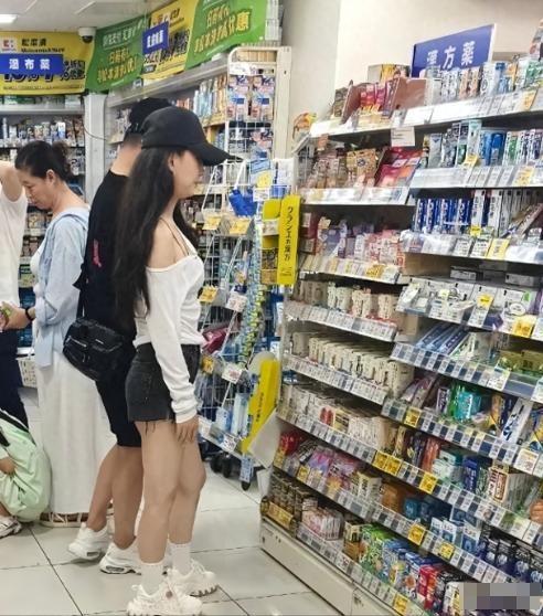 时隔一月，汪峰再陷“牵手门”，一张照片证明了森林北的真实地位