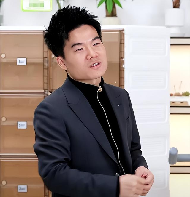 俞敏洪没想到，董宇辉受邀九三阅兵半月多，再因一个举动口碑暴涨
