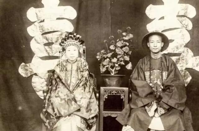 1941年，曾纪芬晚年一张珍贵留影，她虽年事已高，却依旧精神矍铄