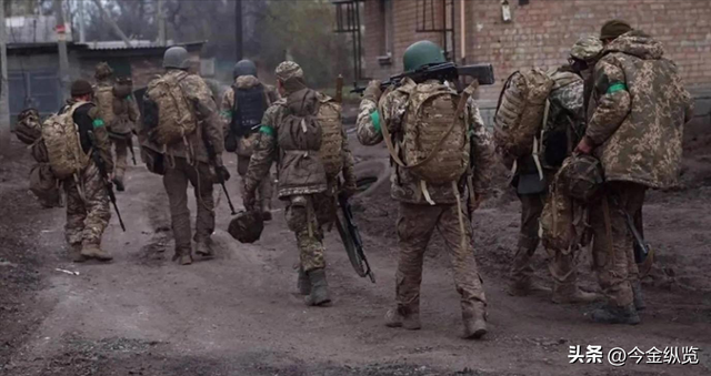 乌军突击代价惨重！精锐反攻遇俄铜墙铁壁，大量装备报废损失惊人