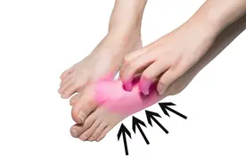 为什么有些人喜欢抠脚？抠完脚还喜欢闻一闻？原来是这样图片