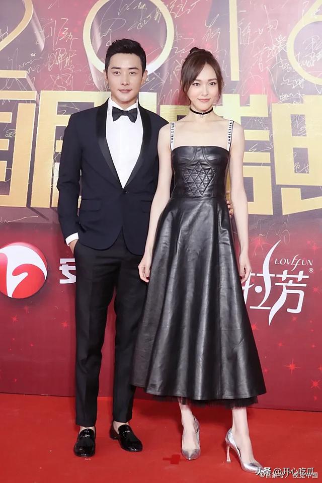 唐嫣现身葬礼！一直挽着罗晋的胳膊，夫妻俩穿黑衣	，神情痛苦悲伤