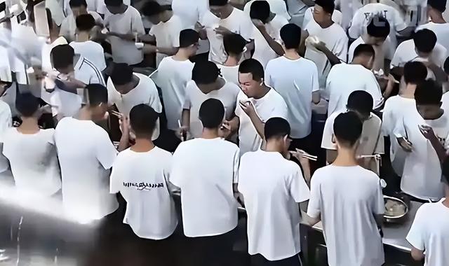 “站着吃饭”是培养吃苦还是制造苦吃