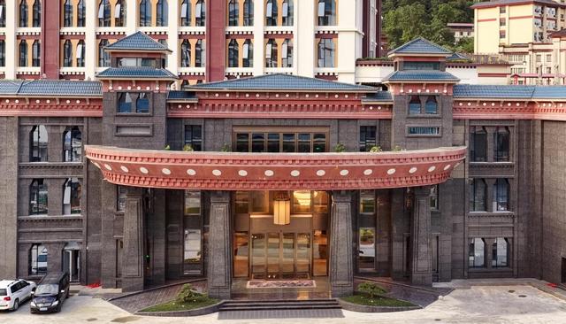 紫韵启幕墨脱新章 高原孤岛绽华光 边城首座五星级地标酒店盛大开业