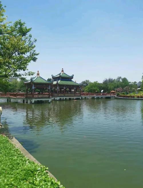 汕头中山公园中的玉鉴湖与馆花宫