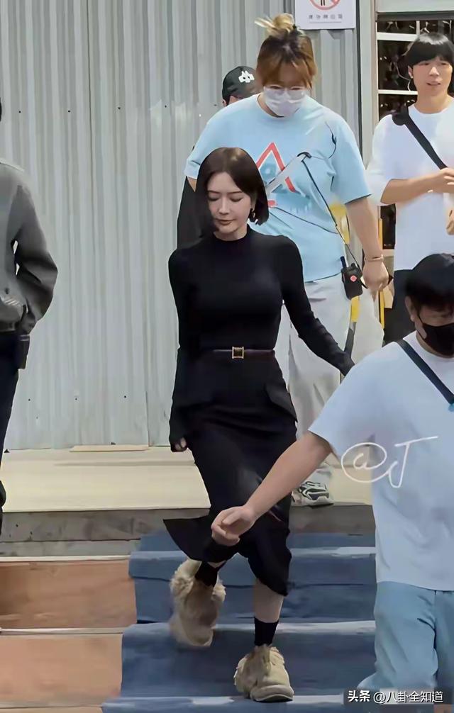 秦岚变化太大了，胸很大	，腰很细，臀部很大，身材有点像芭比娃娃