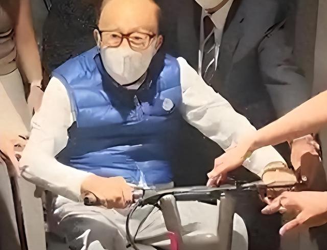 2909亿身价有何用？97岁的李嘉诚无力回天，两个60岁儿子已成心病