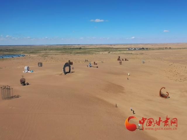祁连山下是我家丨民勤132座雕塑见证从“沙海”到“文旅热土”