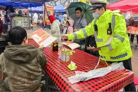 阎良交警“赶大集”宣传交通安全知识图片