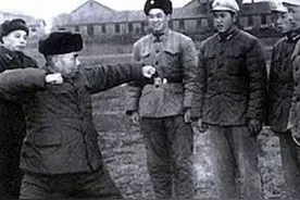 55授衔：许世友比一位大将战功还高，却只授上将，许对此不作评论图片