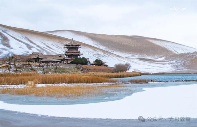 大漠敦煌2025年初冬雪景美如画