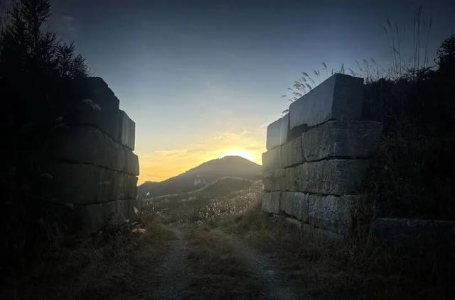 “云上花瑶”到底多好玩？！追雾漫山、清泉嬉水、篝火狂欢…从晨露一直清凉到星光！