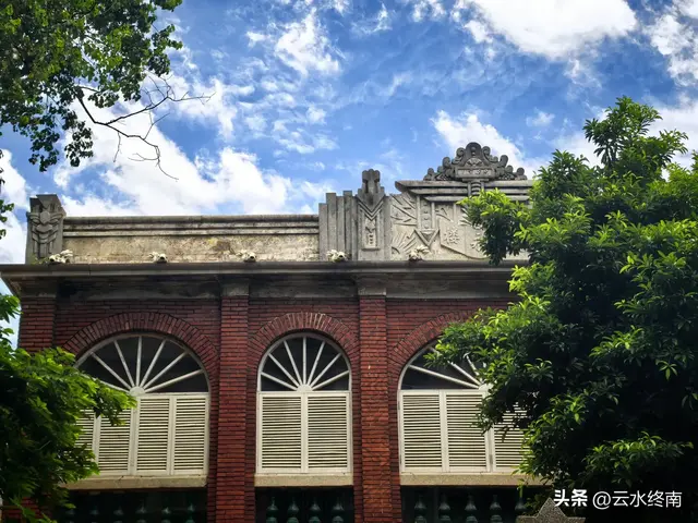 我看到以国家的名义纪念一个人！在一个从小学中学上到大学的村子