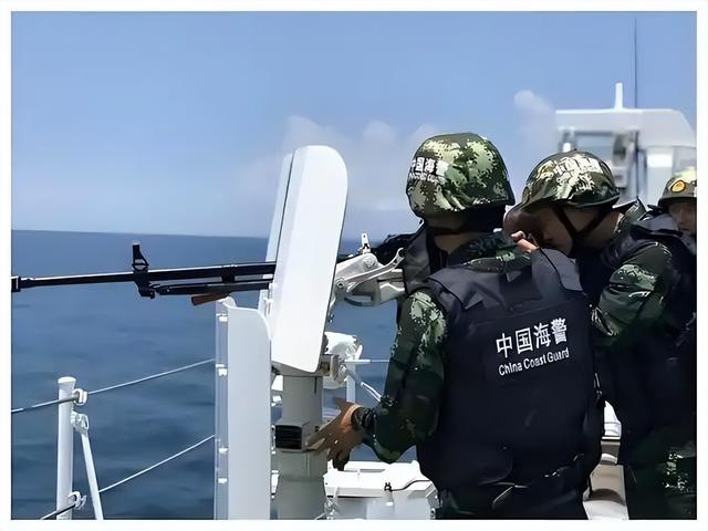 菲渔民突然掏出长刀，当面挑衅中国海警，我方反制没一个动作多余