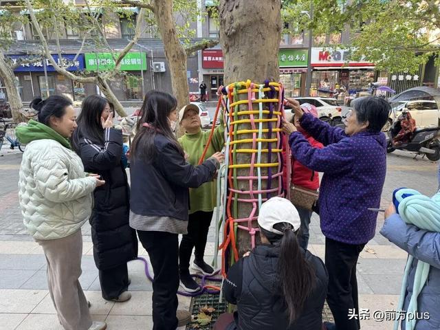 “多巴胺”树衣 点亮古城冬日盛景