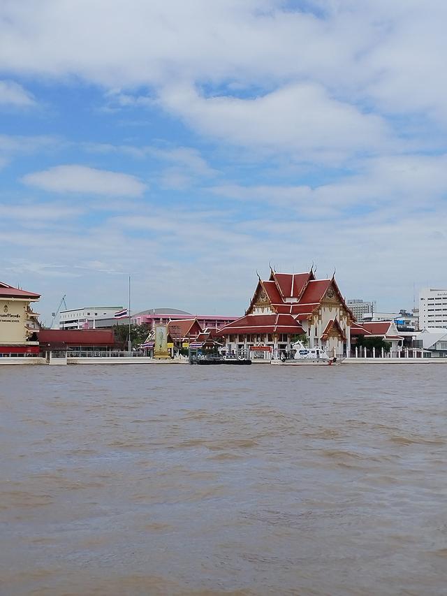 湄南河上，半船烟火半船风