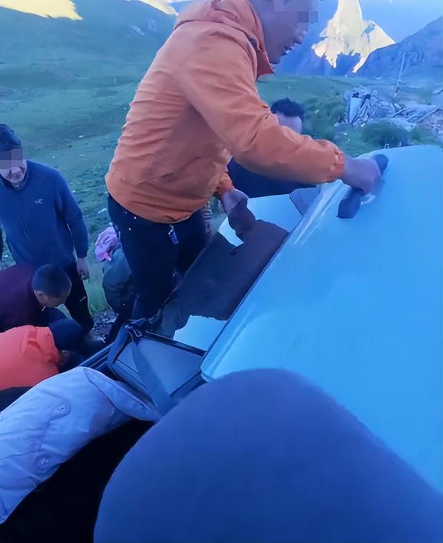 广东越野车西藏意外坠崖，藏族姑娘挺身而出，网友怒赞，文旅回应