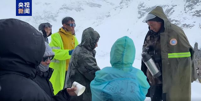 珠峰暴雪中，向导一人一狗带上百人撤离，有人转账5000元感谢；网友：这钱救命的，一点也不多！