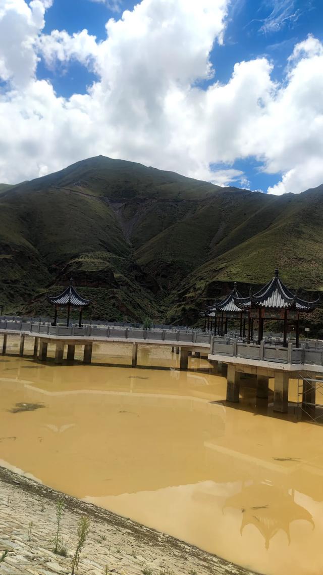 拉萨天堂草原没有草原，或许山上的草就是所谓草原
