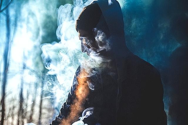 发现了没有，每天抽烟的男人，明显要比不抽烟的男人，气色都要差