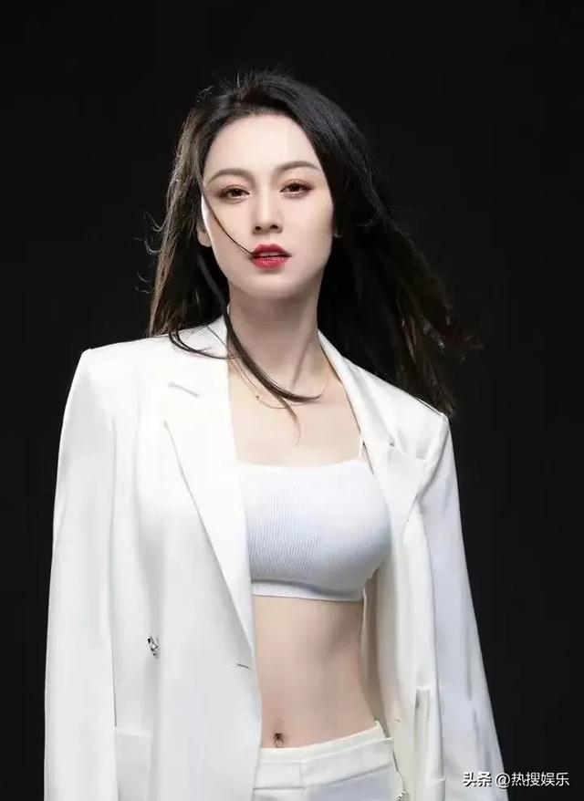 原相机下的唐艺，胖胖的有点老脸上有褶皱，可她的努力却值得赞扬