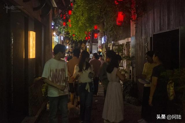 经历几十年的冷冷清清，杭州三河交汇处的老街终于变得熙熙攘攘