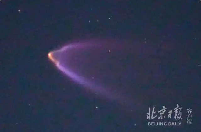 神舟二十一号过北京！掠月瞬间	，爱好者蹲守拍到了！