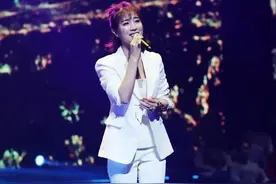 小有名气的陕北民间歌手，忙于跑场子，出场费越来越高图片